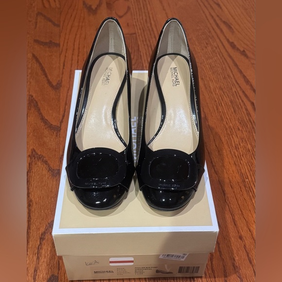 Michael Kors Pauline Mid Pump in high shine black patent leather in 7.5M - Picture 2 of 7